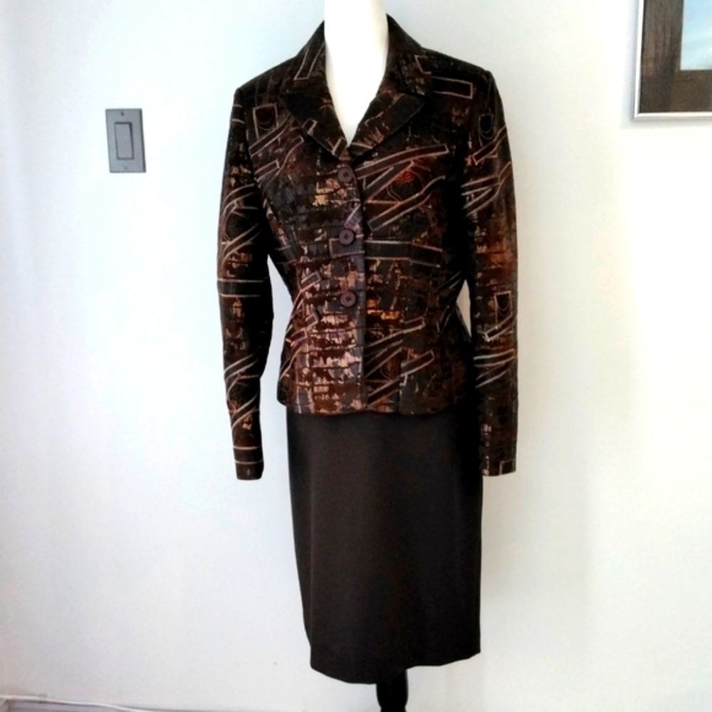 Ladies 2 piece skirt suit, size 12